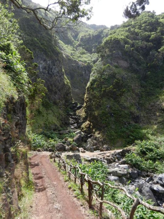 Parts of the hill side of the track between the two Faj&atilde;s reminded us of Switzerland ...