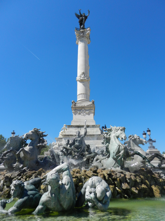 First day in Bordeaux and we decided to walk around town for some sight seeing. First station was, of course, the angel (once) from close up: the 