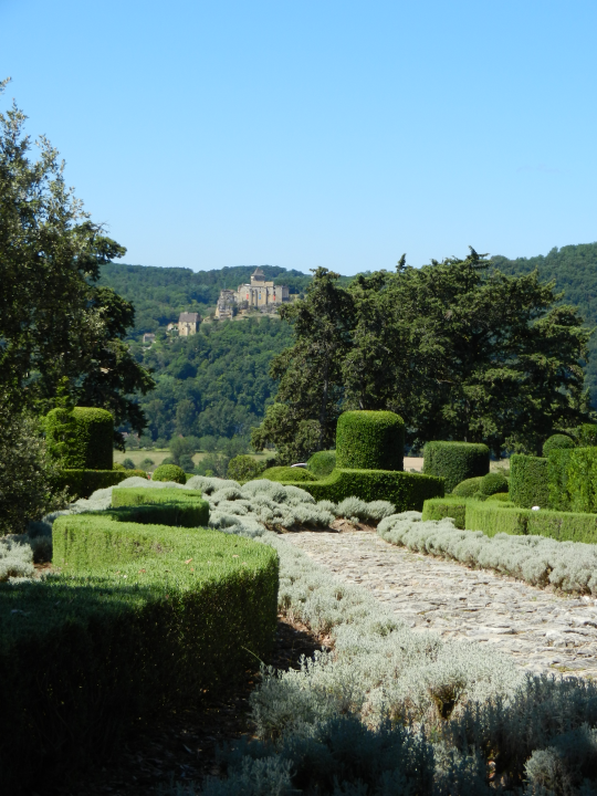On the other side of the Dordogne we could see yet another castle: 