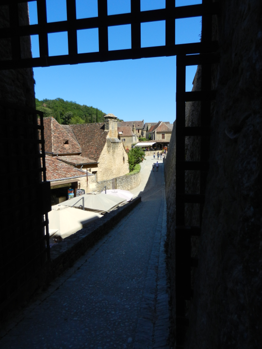 After a steep ascent from the river to the castle of Beynac, here part of the village through a castle side entrance. We took some photos of the way up while descending, when we had enough breath to do so.