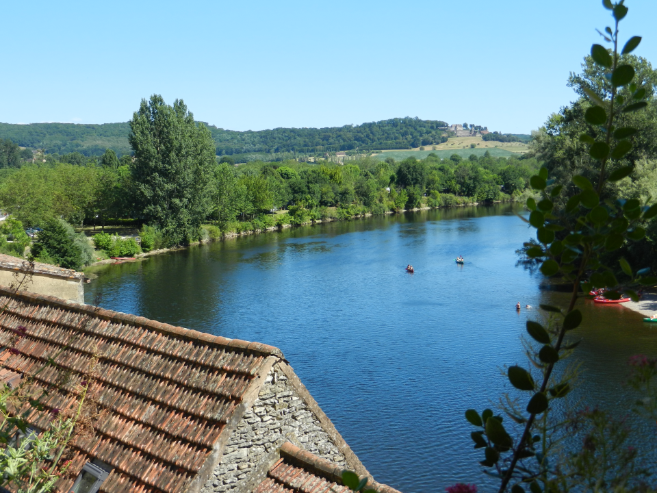 That day there were lots of canoes the Dordogne. Here some of them with Marqueyssac in the background.